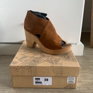Never worn Free People Parker Clog
